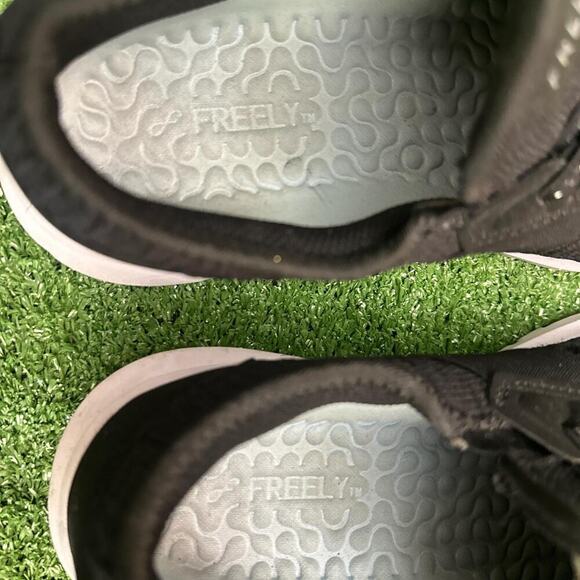 Women's Black Freely Running Sneakers - Picture 5 of 7